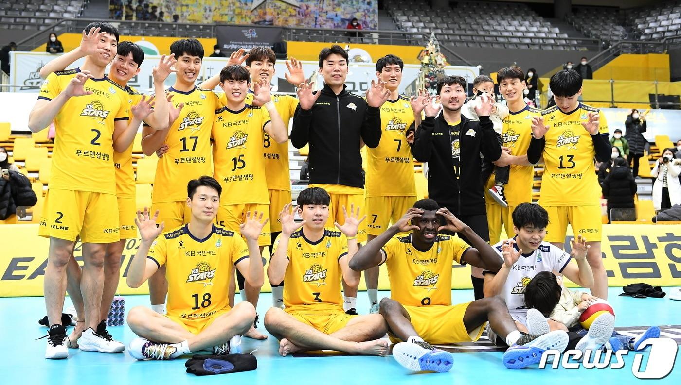 V리그 남자부에서 높은 곳을 바라보고 있는 KB손해보험 선수단. (한국배구연맹 제공) ⓒ 뉴스1