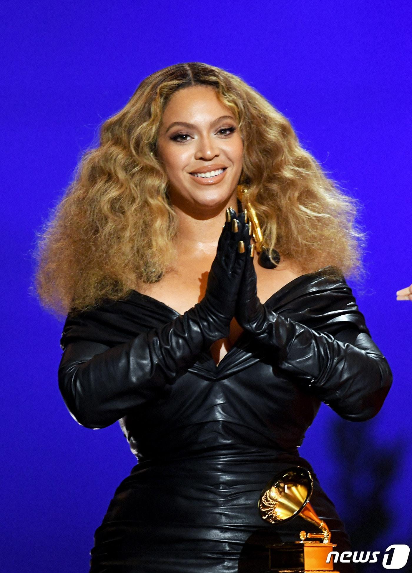 본문 이미지 - 슈퍼스타 비욘세가 2021년 3월 14일(현지시간) 캘리포니아 로스앤젤레스 컨벤션센터에서 열린 제63회 그래미 시상식에서 최우수 랩 퍼포먼스상을 수상하고 있다. ⓒ AFP=뉴스1 ⓒ News1 김지현 기자