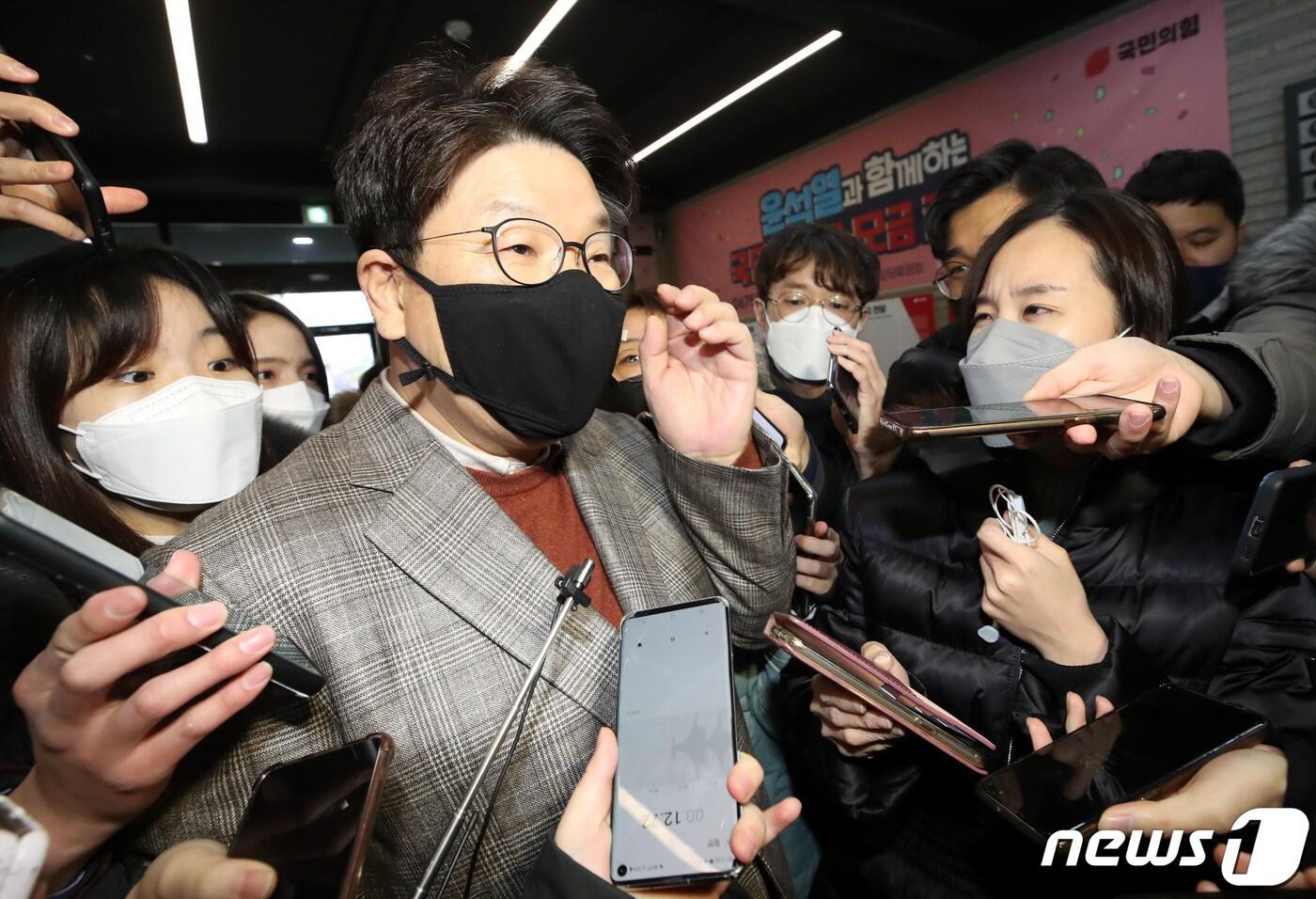 권성동 국민의힘 사무총장 겸 선거대책위원회 종합지원총괄본부장이 4일 서울 여의도 국민의힘 당사에 들어서고 있다. 2022.1.4/뉴스1 ⓒ News1 구윤성 기자