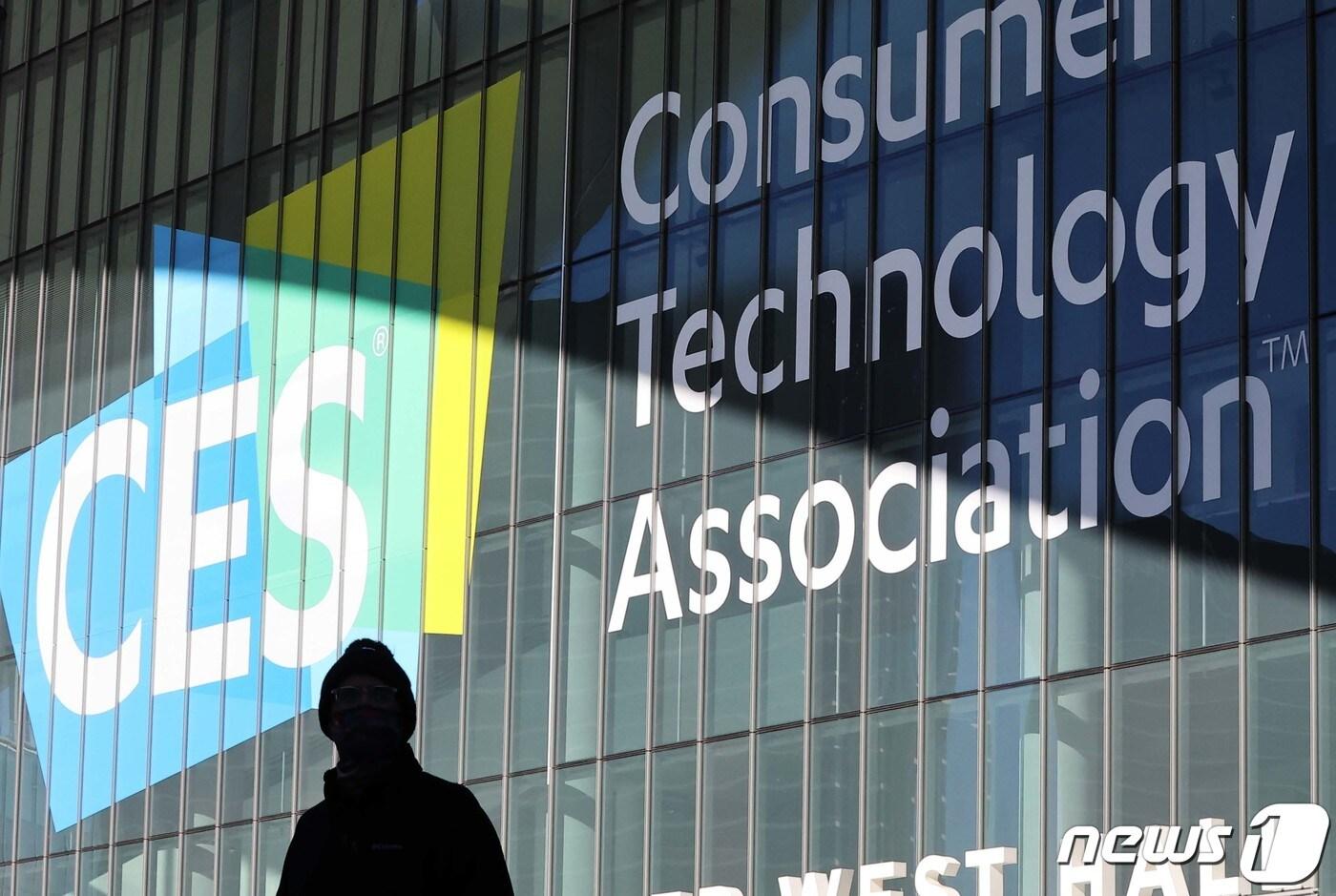 세계 최대 전자 전시회인 CES 2022 개막을 이틀 앞둔 3일(현지시간) 미국 네바다주 라스베이거스 컨벤션센터 웨스트홀 외벽에 CES 인쇄물이 부착돼 있다. 2022.1.4/뉴스1 ⓒ News1 조태형 기자