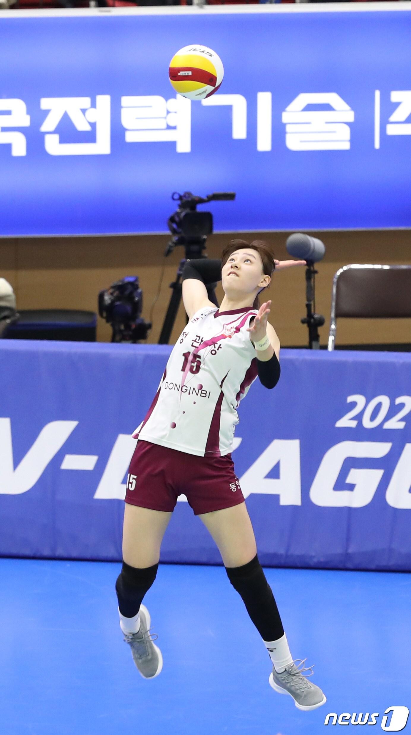본문 이미지 - 4일 오후 경기도 수원시 장안구 수원실내체육관에서 열린 프로배구 '2021-22시즌 도드람 V리그' 여자부 현대건설과 KGC인삼공사의 경기에서 KGC인삼공사 이선우가 서브를 하고 있다. 2022.1.4/뉴스1 ⓒ News1 김영운 기자