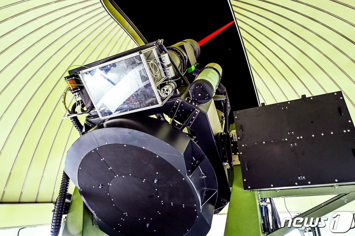 공군 전자광학위성감시체계가 공중으로 레이저를 쏘면서 우주 물체를 관측하는 모습. (공군 제공) 2022.1.5/뉴스1