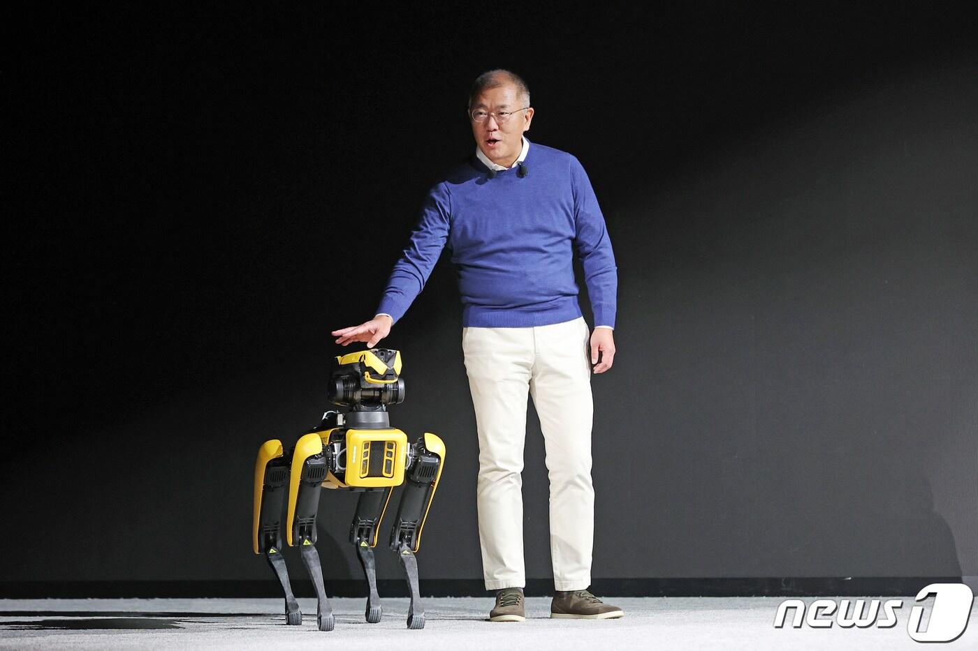본문 이미지 - 정의선 현대자동차그룹 회장이 세계 최대 전자·가전·정보기술(IT) 전시회인 CES 2022 개막을 하루 앞둔 4일(현지시간) 미국 네바다주 라스베이거스 만달레이 베이에서 열린 현대자동차 프레스 컨퍼런스에 참석해 보스턴 다이내믹스의 4족 보행 로봇 '스팟'과 함께 연단에 오르고 있다. 2021.1.5/뉴스1 ⓒ News1 조태형 기자