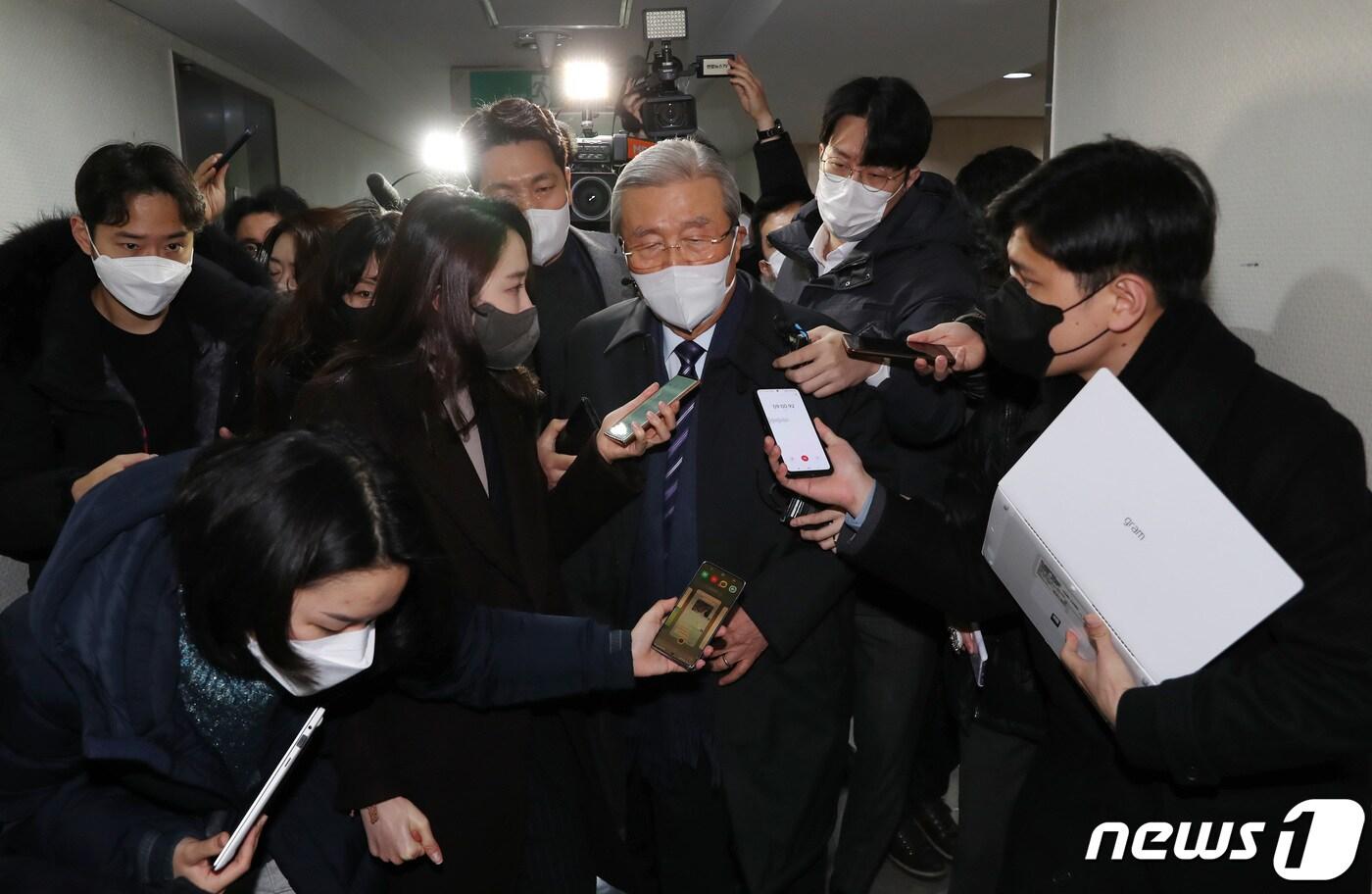 본문 이미지 - 김종인 국민의힘 총괄선거대책위원장이 5일 오전 서울 종로구 광화문 사무실로 출근하며 취재진의 질문에 답하고 있다. 김 위원장은 이날 윤석열 대선 후보의 선대위 전면 개편으로 인한 해촉 수순에 대해 "뜻이 안 맞으면 서로 헤어질 수 밖에 없는거 아니냐＂라며 자진사퇴 뜻을 밝혔다. 2022.1.5/뉴스1 ⓒ News1 국회사진취재단