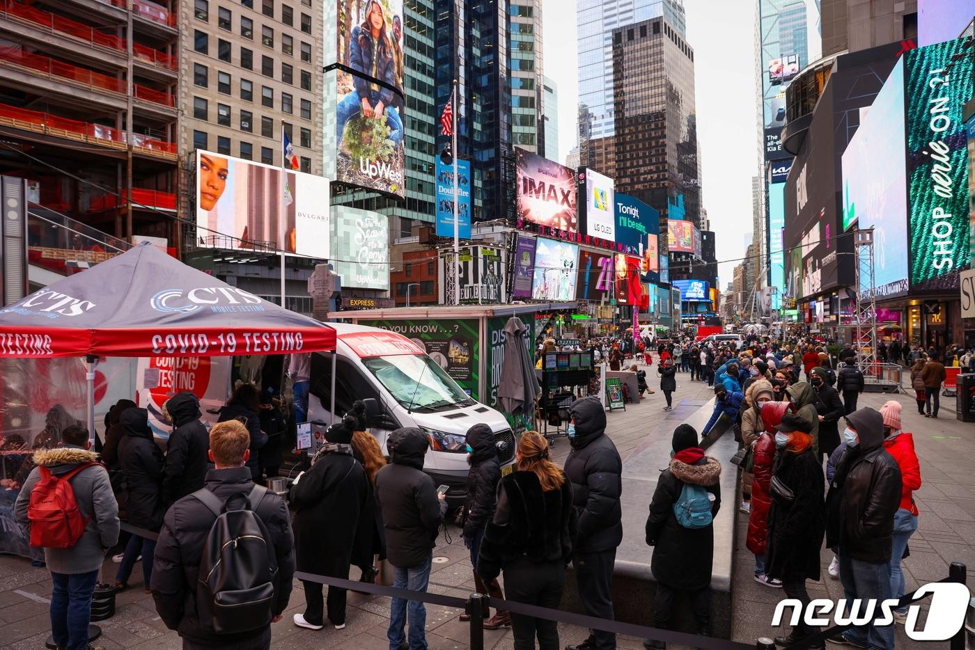 19일(현지시간) 미국 뉴욕 맨해튼 중심가에 마스크를 착용한 사람들이 신종 코로나바이러스 감염증 진단 검사를 받기 위해 줄 서있다. 2021.12.19 ⓒ 로이터=뉴스1 ⓒ News1 정윤미 기자