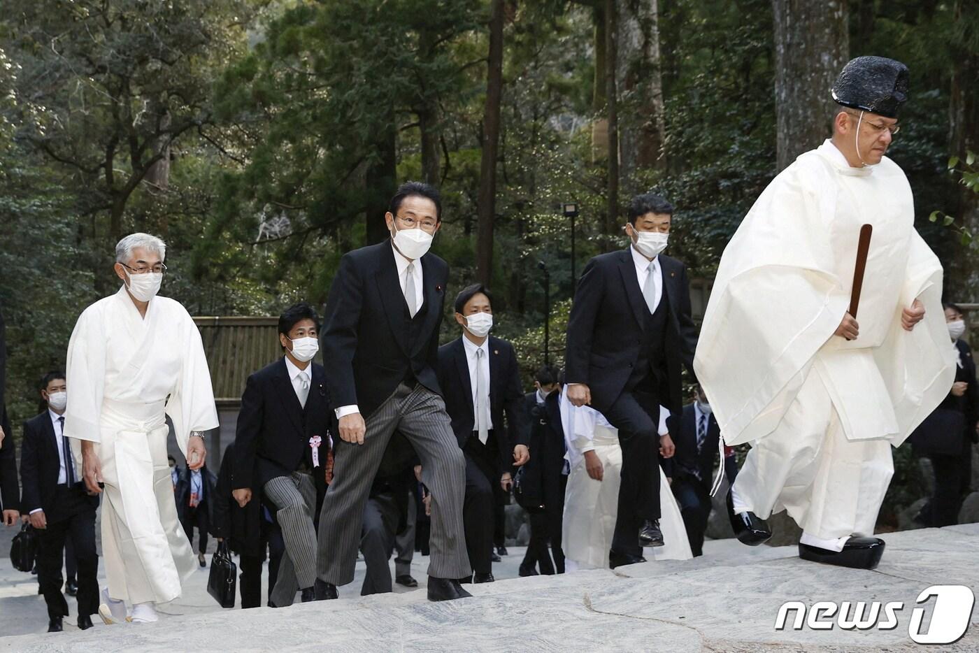 본문 이미지 - 기시다 후미오 일본 총리가 새해 첫 공식 업무로 각료들과 이세 신궁을 참배하고 있다. 2022.01.04 ⓒ 로이터=뉴스1 ⓒ News1 우동명 기자