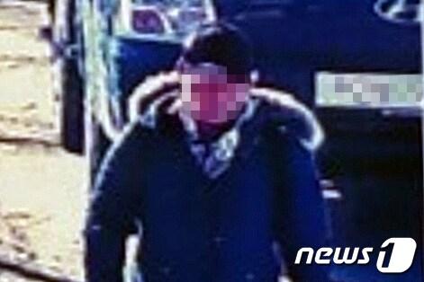 본문 이미지 - 올해 1월  동부전선 최전방 지역을 통해 월북한 탈북민 김모씨가 민간인출입통제선 인근 폐쇄회로(CC)TV 카메라에 찍힌 모습. 2022.1.5/뉴스1