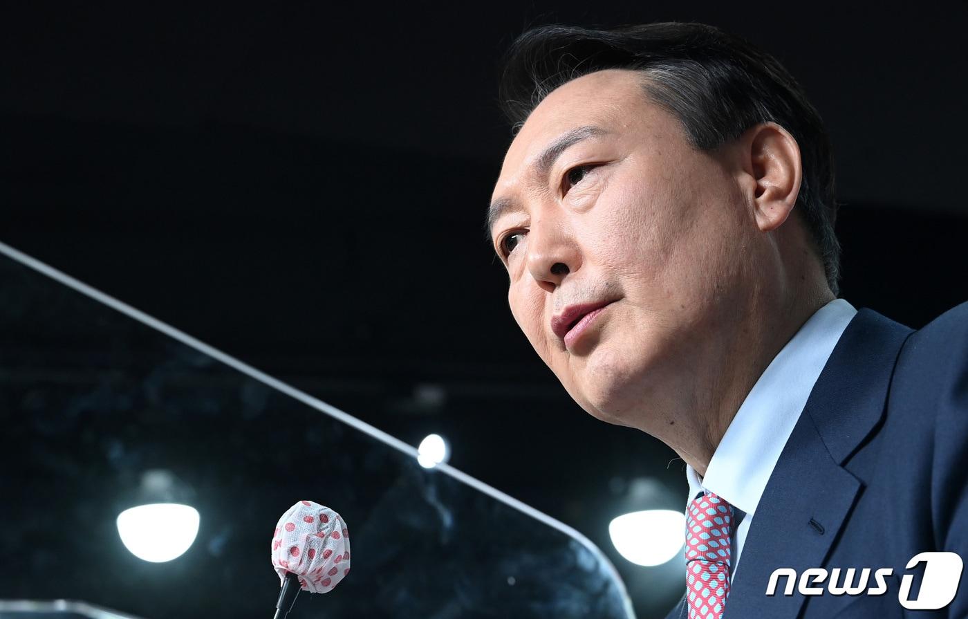 본문 이미지 - 윤석열 국민의힘 대선 후보가 5일 오전 서울 여의도 국민의힘 당사에서 열린 선거대책위원회 쇄신 관련 기자회견을 하고 있다. 윤 후보는 이날 기자회견을 통해 "오늘부로 선거대책위원회를 해산하고 철저한 실무형 선대본부를 구성하겠다＂고 밝혔다. 2022.1.5/뉴스1 ⓒ News1 이승배 기자