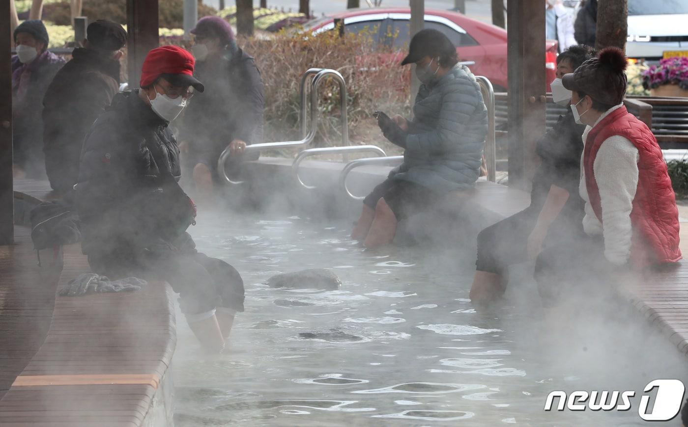 본문 이미지 -  대전 유성구 족욕체험장에서 시민들이 족욕을 하며 추위를 녹이고 있다. 2022.1.5/뉴스1 ⓒ News1 김기태 기자