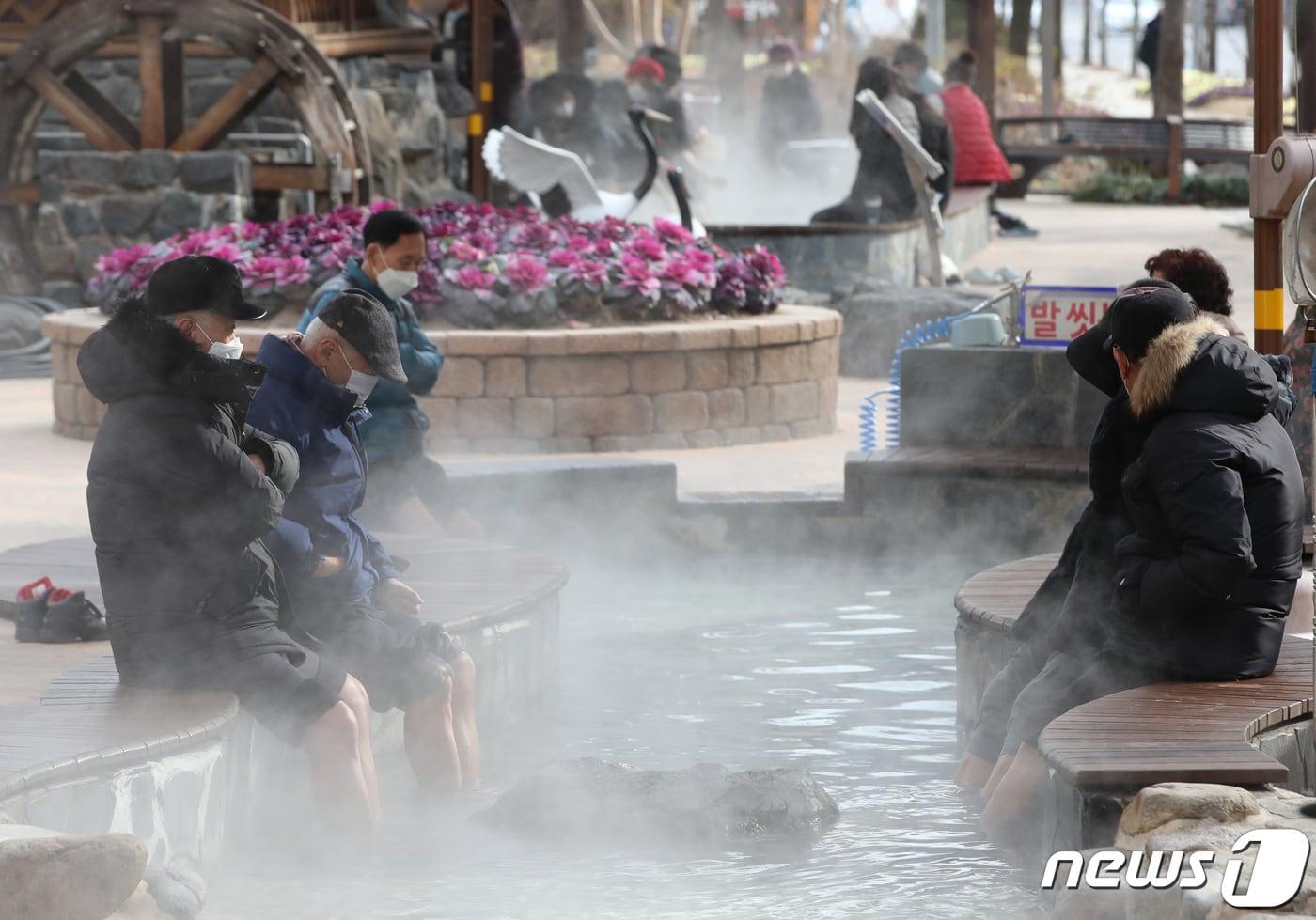 본문 이미지 - 대전 유성구 족욕체험장에서 시민들이 족욕을 하며 추위를 녹이고 있다. ⓒ 뉴스1 김기태 기자