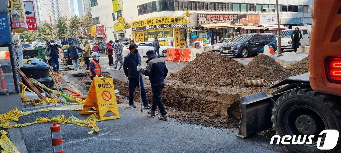 본문 이미지 - 지난 4일 지반침하 사고가 난 마두동 상가건물 인근의 지하 하수관로 교체공사가 진행 중이다. (고양시청 제공)ⓒ 뉴스1