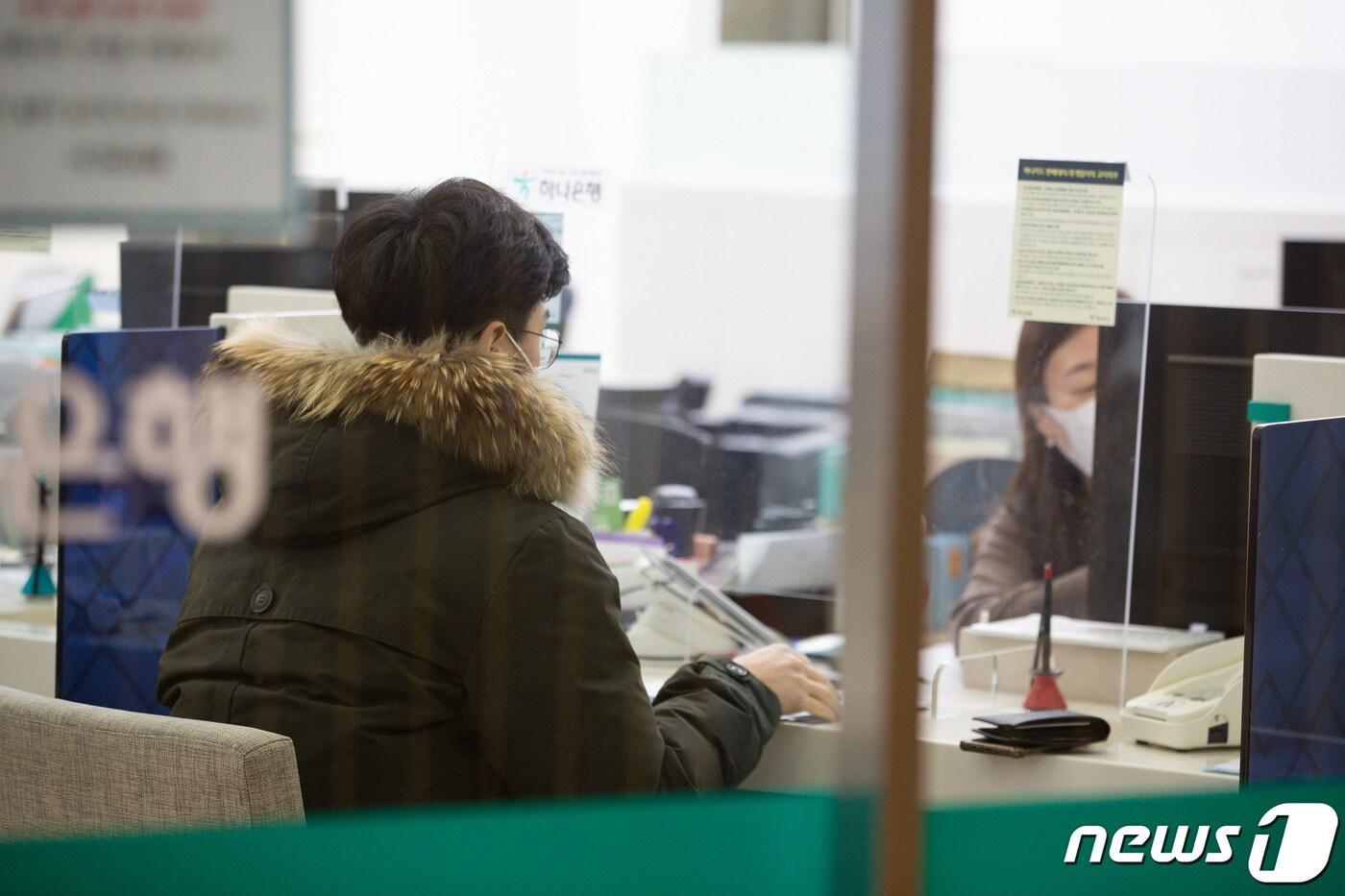 본문 이미지 - 5일 서울 중구 명동 하나은행 영업부를 찾은 고객들이 상담을 받고 있다. 2022.1.5/뉴스1 ⓒ News1 유승관 기자