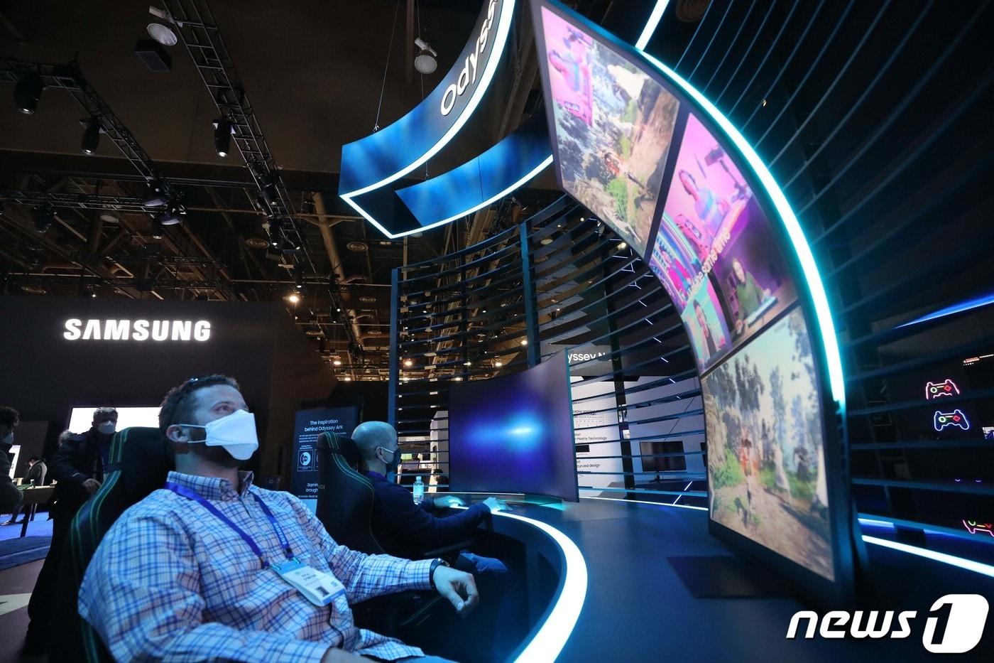 세계 최대 전자·가전·정보기술(IT) 전시회인 CES 2022 개막을 하루 전 미국 네바다주 라스베이거스 컨벤션센터 내 마련된 삼성전자 부스에 게임 전용 디스플레이 '오디세이 아크'가 전시돼 있다. 2022.1.5/뉴스1 ⓒ News1 조태형 기자