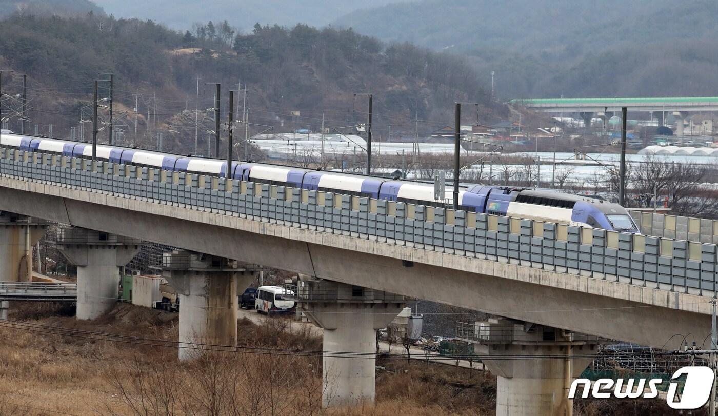 5일 충북 영동군에서 탈선사고가 발생한 KTX 산천 23열차가 선로위에 멈춰 서 있다. 이 날 12시45분께 영동터널을 지나던 KTX열차가 떨어진 철제 구조물을 추돌하는 사고가 발생, 객차 1량(4호차)이 궤도를 이탈해 7명이 다쳤다. 2022.1.5/뉴스1 ⓒ News1 장수영 기자