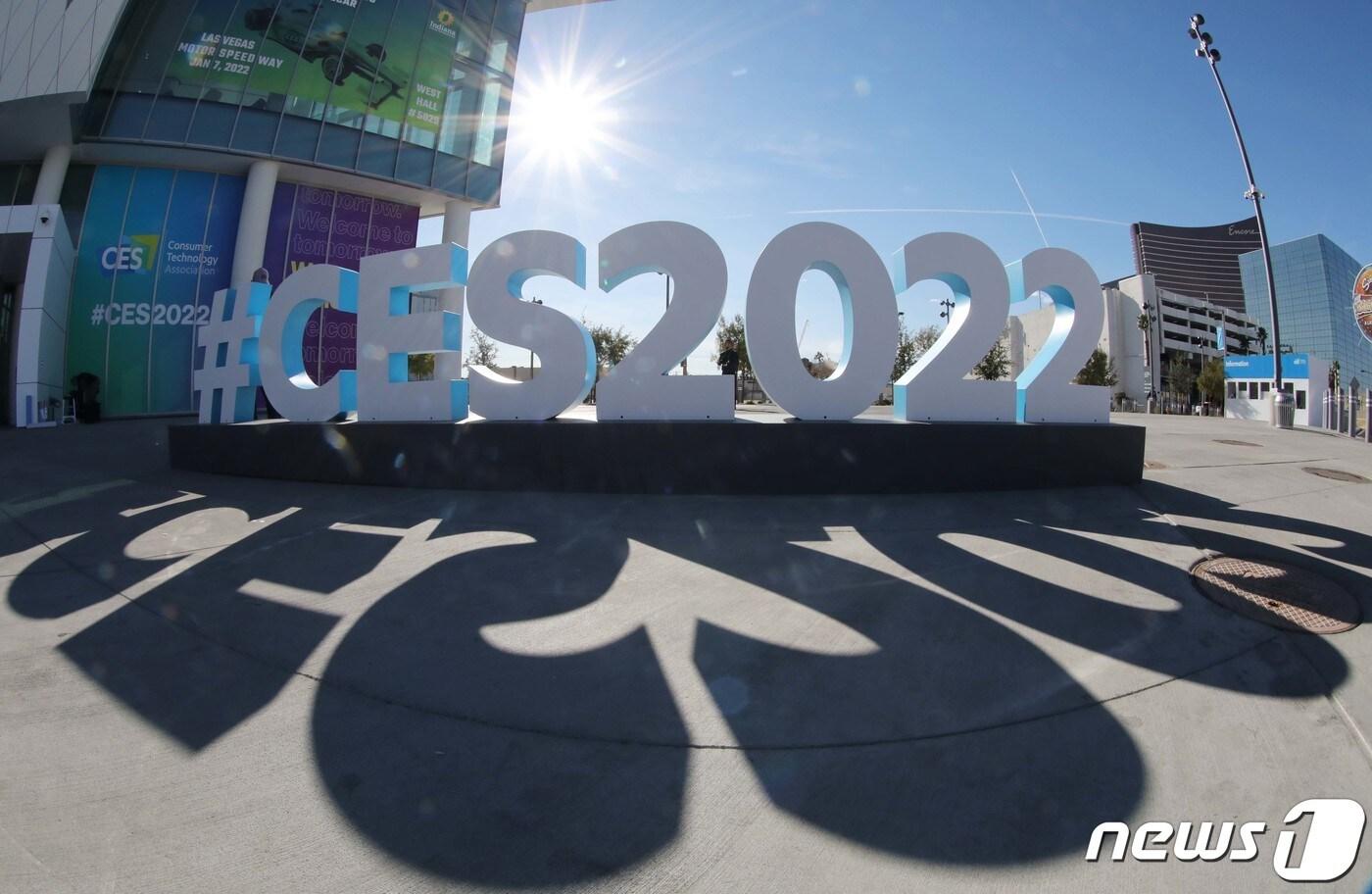 본문 이미지 - 세계 최대 전자·가전·정보기술(IT) 전시회인 CES 2022 개막을 하루 앞둔 4일(현지시간) 미국 네바다주 라스베이거스 컨벤션센터에 CES2022 조형물이 설치돼 있다. 2022.1.5/뉴스1 ⓒ News1 조태형 기자