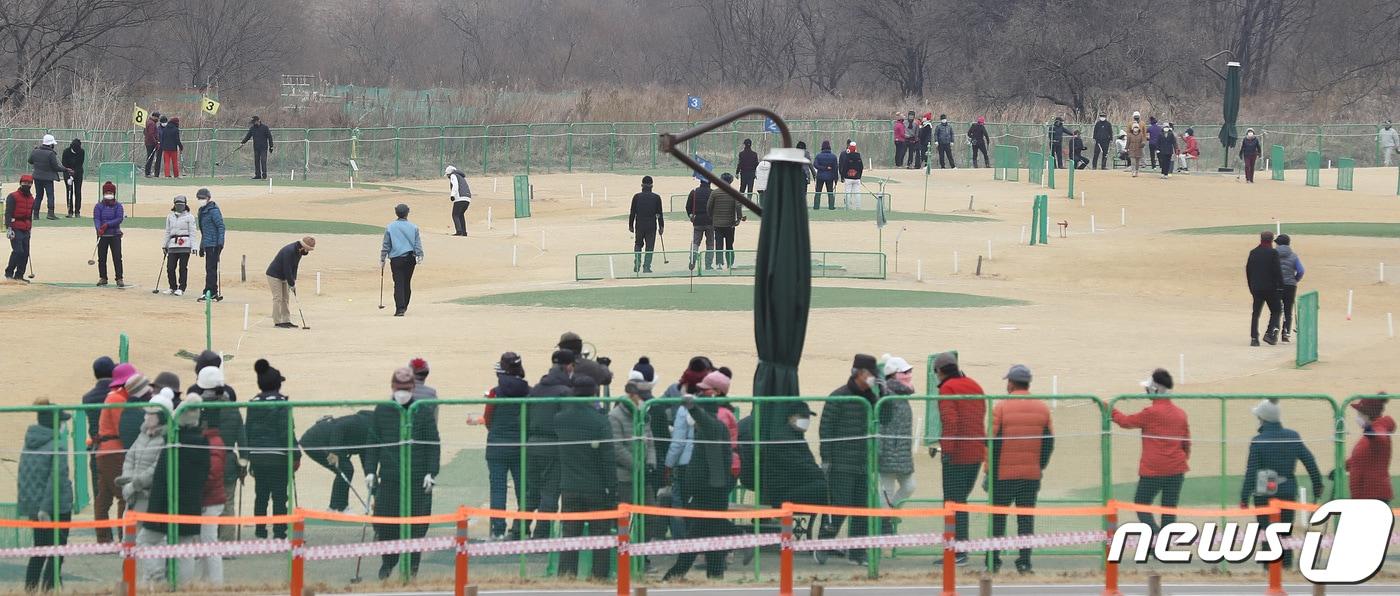 본문 이미지 - 경북 구미지역의 파크골프장 7곳이 오는 2월부터 양성화된다.. 사진은 파크골프장 모습..(사진은 기사 내용과 무관함) ⓒ News1 DB 공정식 기자