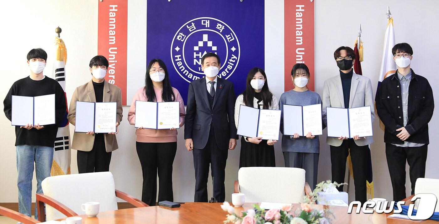 한남대 이광섭 총장(왼쪽 네 번째)과 최우수인재 장학생들이 장학증서 수여식을 갖고 기념사진을 촬영하고 있다. ⓒ 뉴스1