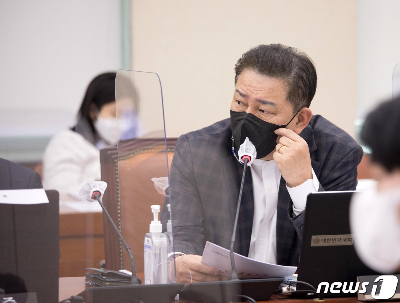 본문 이미지 - 김병기 더불어민주당 의원이 5일 오후 여의도 국회에서 열린 국방위 전체회의에서 질의하고 있다. 2022.1.5/뉴스1 ⓒ News1 이승배 기자
