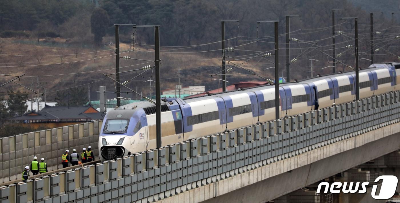 5일 충북 영동군에서 탈선사고가 발생한 KTX 산천 23열차가 선로위에 멈춰 서 있다. 이 날 12시45분께 영동터널을 지나던 KTX열차가 떨어진 철제 구조물을 추돌하는 사고가 발생, 객차 1량(4호차)이 궤도를 이탈해 7명이 다쳤다. 2022.1.5/뉴스1 ⓒ News1 장수영 기자