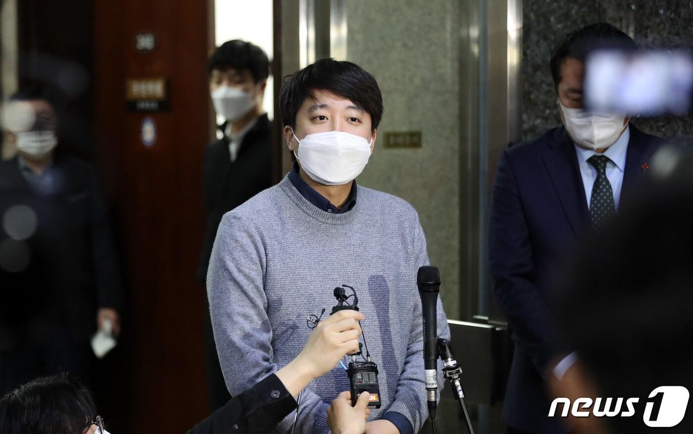 이준석 국민의힘 대표가 5일 오후 서울 여의도 국회 당대표실 앞에서 취재진에게 윤석열 대선 후보의 선대위 쇄신 기자회견에 대한 입장을 밝히고 있다. 2022.1.5/뉴스1 ⓒ News1 이승배 기자