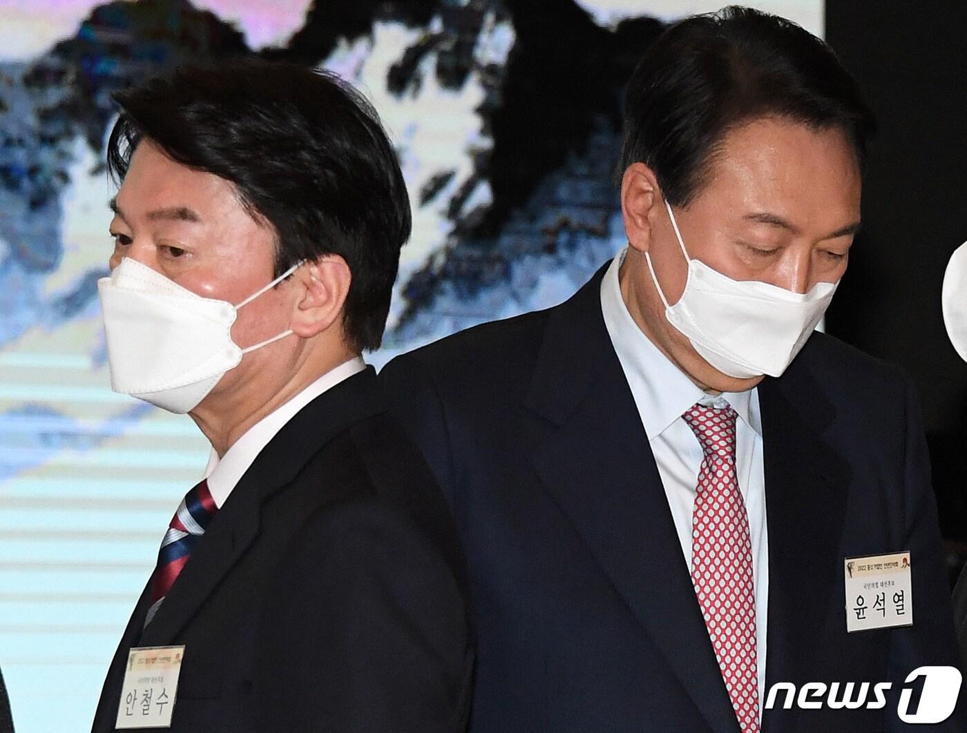 본문 이미지 - 윤석열 국민의힘 대선 후보와 안철수 국민의당 대선 후보가 5일 서울 여의도 중소기업중앙회관에서 열린 2022 중소기업인 신년인사회에 참석하고 있다. 2022.1.5/뉴스1 ⓒ News1 구윤성 기자