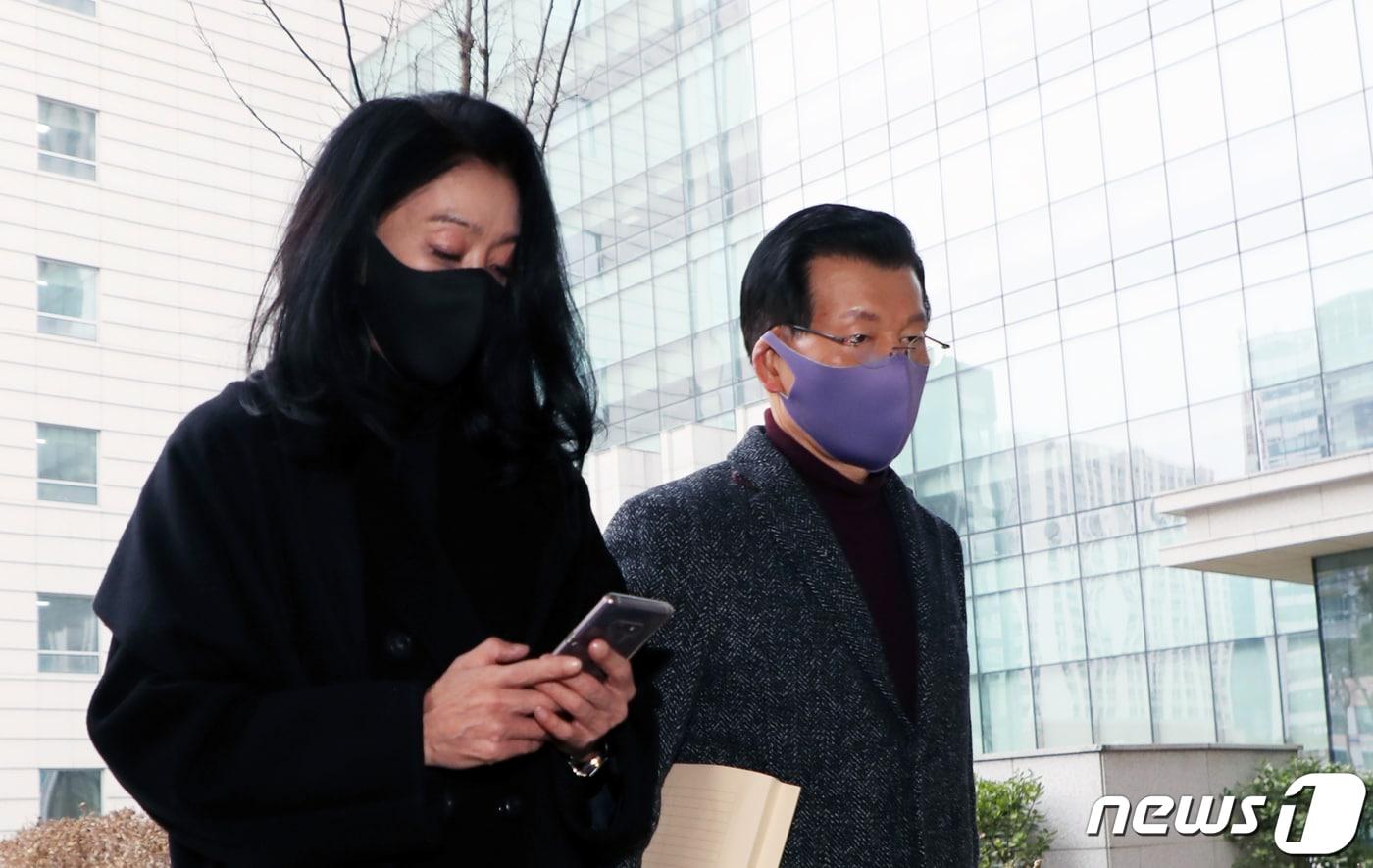 본문 이미지 - 배우 김부선과 소송대리인 장영하 변호사가 5일 오후 서울 송파구 서울동부지방법원에서 열린 손해배상 청구소송 4차 변론기일에 출석 하고 있다. 김씨는 이재명 더불어민주당 대선 후보에게 허언증 환자로 몰렸다며 3억원의 손해배상 청구 소송을 제기했다. 2022.1.5/뉴스1 ⓒ News1 황기선 기자