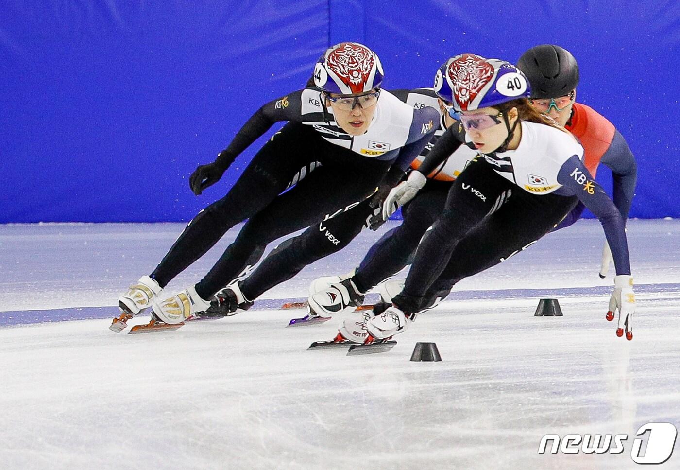 본문 이미지 - 쇼트트랙 국가대표 김아랑, 최민정 등 선수들이 2022 베이징 동계 올림픽대회 G-30 미디어데이가 열린 5일 충북 진천 국가대표 선수촌에서 훈련을 하고 있다. 2022.1.5/뉴스1 ⓒ News1 안은나 기자