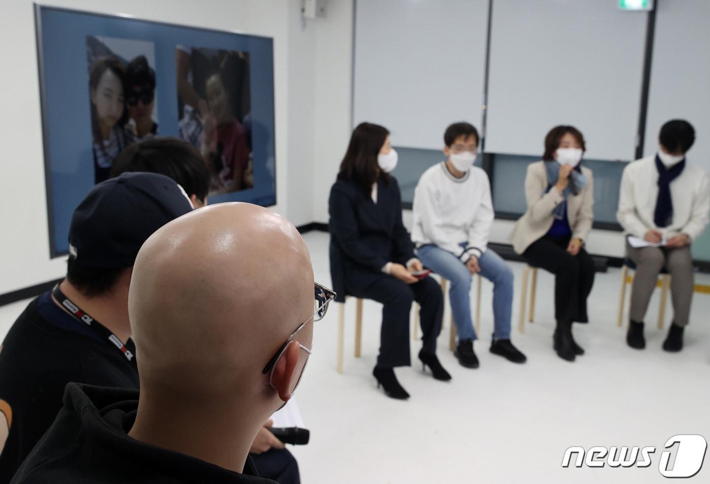 5일 오후 서울 마포구 더불어민주당 미래당사 '블루소다'에서 민주당 청년선대위 주최로 청년 탈모인 초청 간담회가 열리고 있다. 2022.1.5/뉴스1 ⓒ News1 구윤성 기자