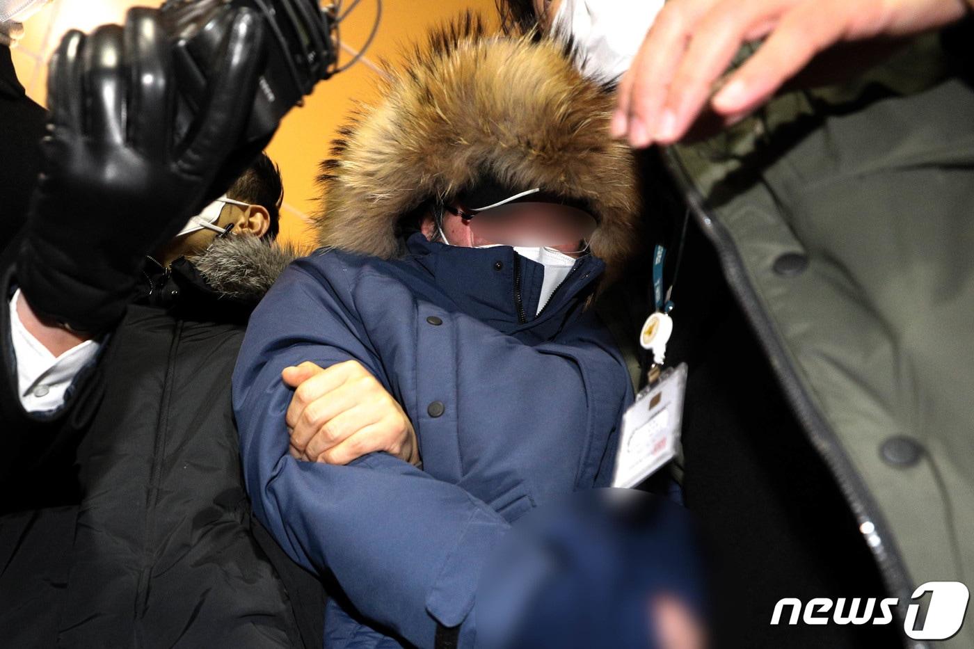 '회삿돈 1880억원 횡령' 혐의를 받는 오스템임플란트 직원 이 모씨가 6일 새벽 서울 강서경찰서로 압송되고 있다. 서울 강서경찰서는 지난 5일 오후 8시부터 피의자 주거지가 있는 경기도 파주시 소재 4층짜리 다세대 주택을 압수수색하던 중 오스템 직원 이모씨(45)를 발견해 이날 오후 9시10분쯤 체포했다. 2022.1.6/뉴스1 ⓒ News1 성동훈 기자