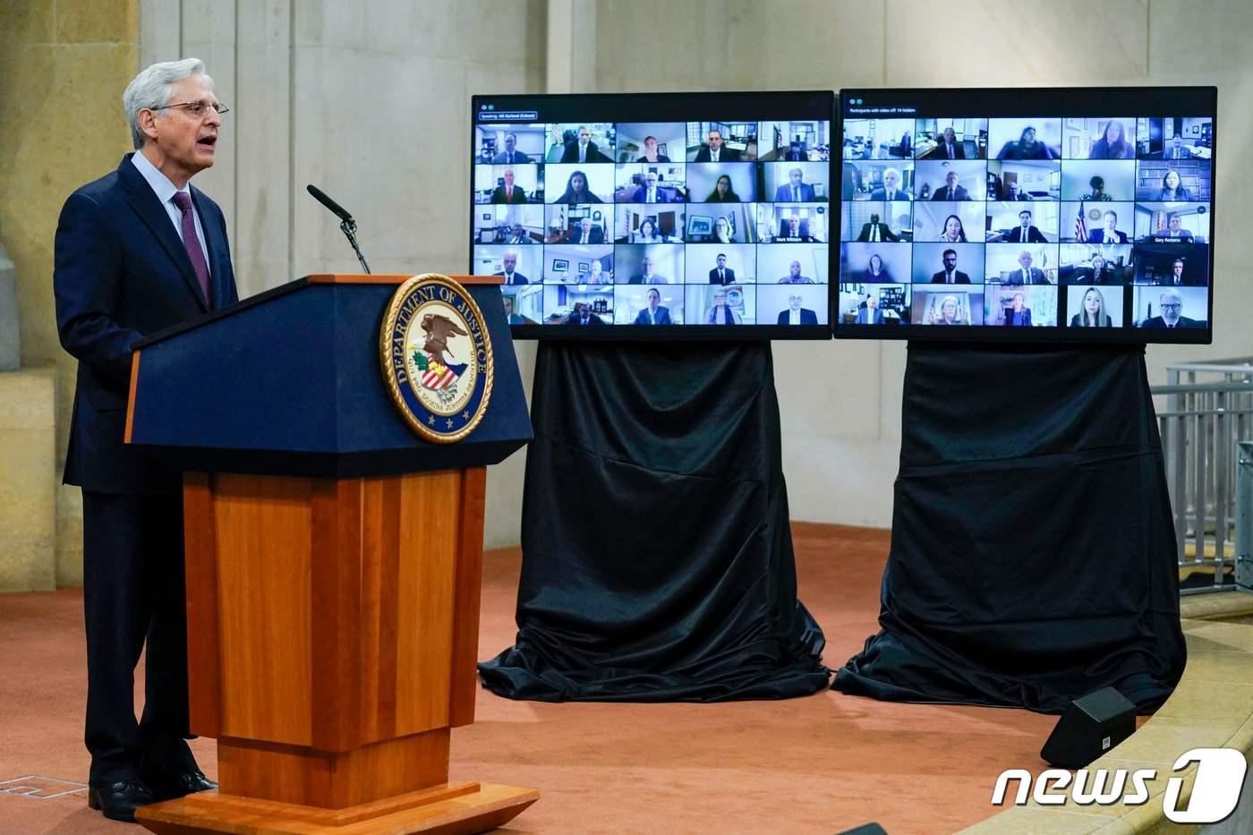 메릭 갈런드 미국 법무부 장관은 5일(현지시간) 워싱턴 법무부에서 연설을 갖고 지난해 발생한 의사당 폭동 사태에 대해 "민주주의에 대한 공격＂이라고 정의하며 ＂어떤 위치에 있든 책임을 묻겠다＂고 밝히고 있다. ⓒ AFP=뉴스1 ⓒ News1 우동명 기자