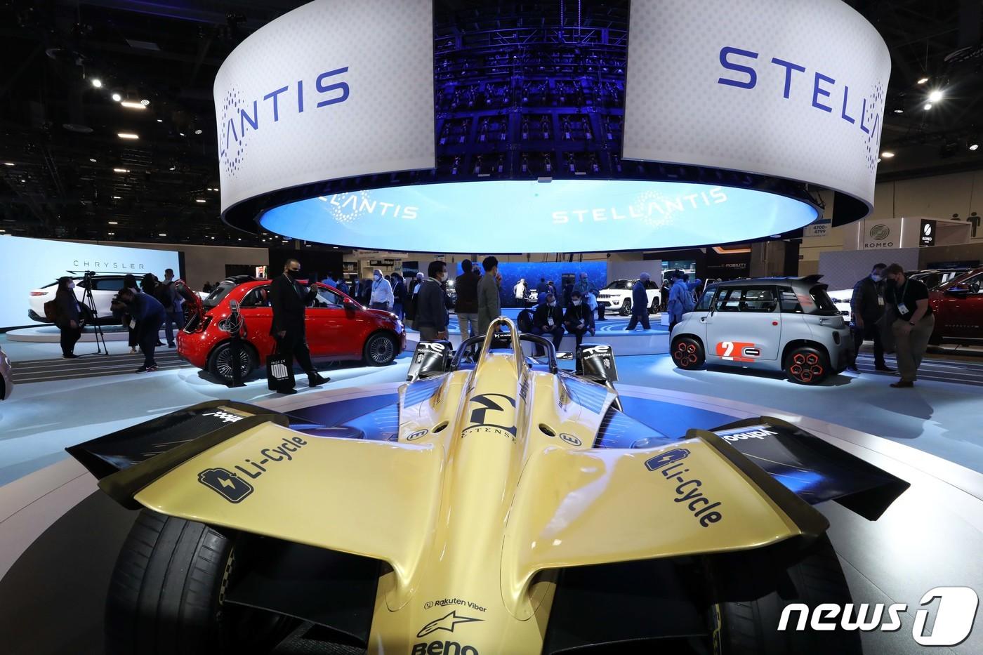 본문 이미지 - 세계 최대 전자·가전·정보기술(IT) 전시회인 CES 2022가 개막한 지난해 1월5일(현지시간) 미국 네바다주 라스베이거스 컨벤션센터에 마련된 스텔란티스 부스에서 관람객들이 차를 살펴보고 있다. 2022.1.6/뉴스1 ⓒ News1 조태형 기자
