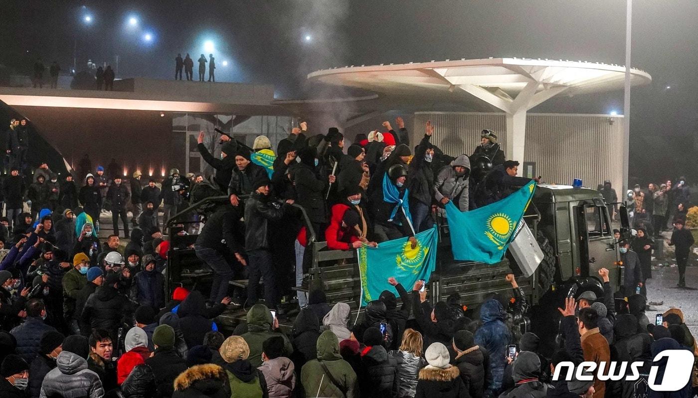 5일 카자흐스탄 알마티에서 에너지 가격 급등에 항의하는 시민들이 시위를 하고 있다. ⓒ AFP=뉴스1 ⓒ News1 우동명 기자