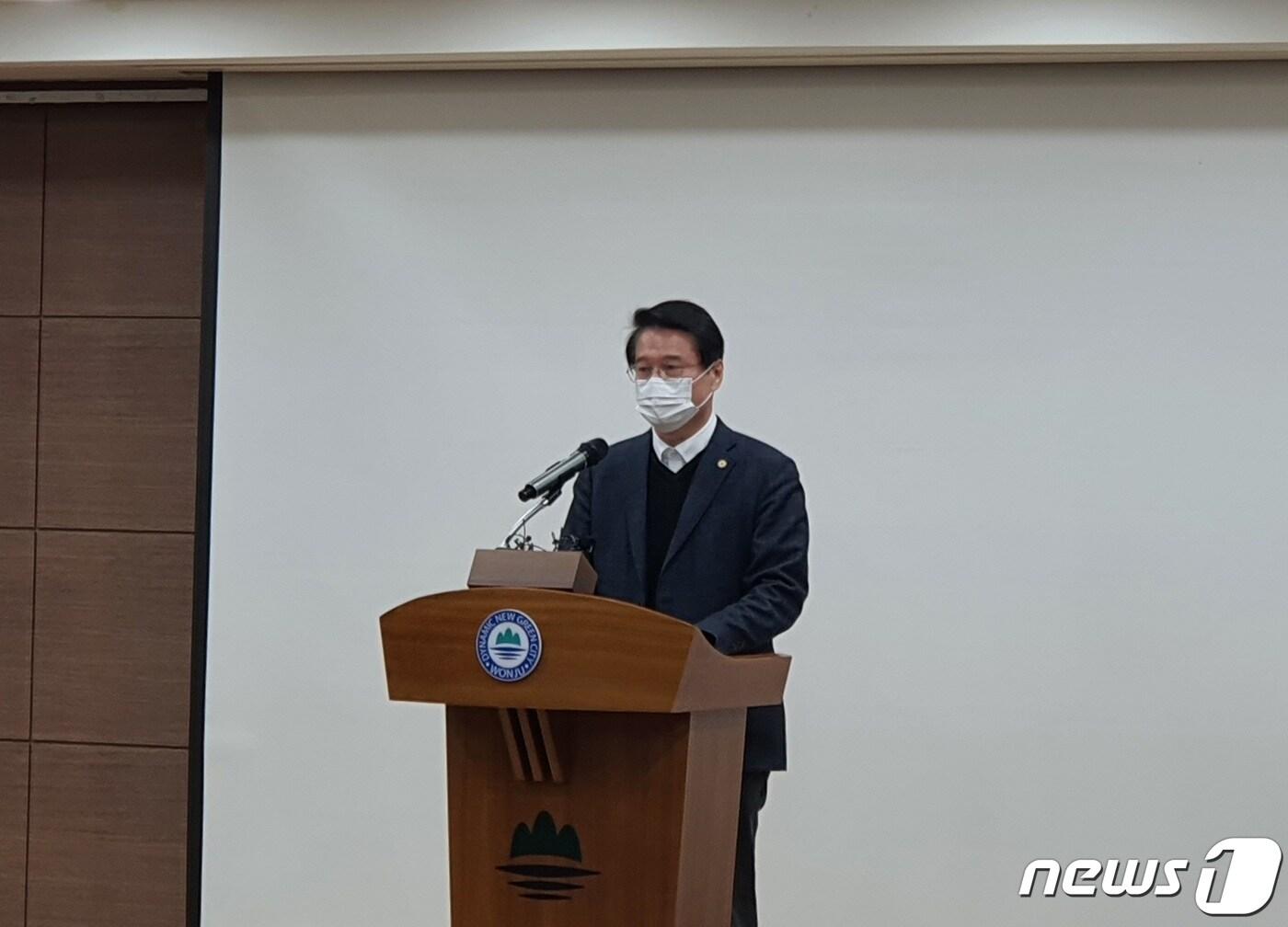 본문 이미지 - 원창묵 강원 원주시장이 6일 오전 원주시청 다목적홀에서 ‘강원도청 이전관련 브리핑’을 열고 있다. 2022.1.6 ⓒ NEWS1 신관호 기자.