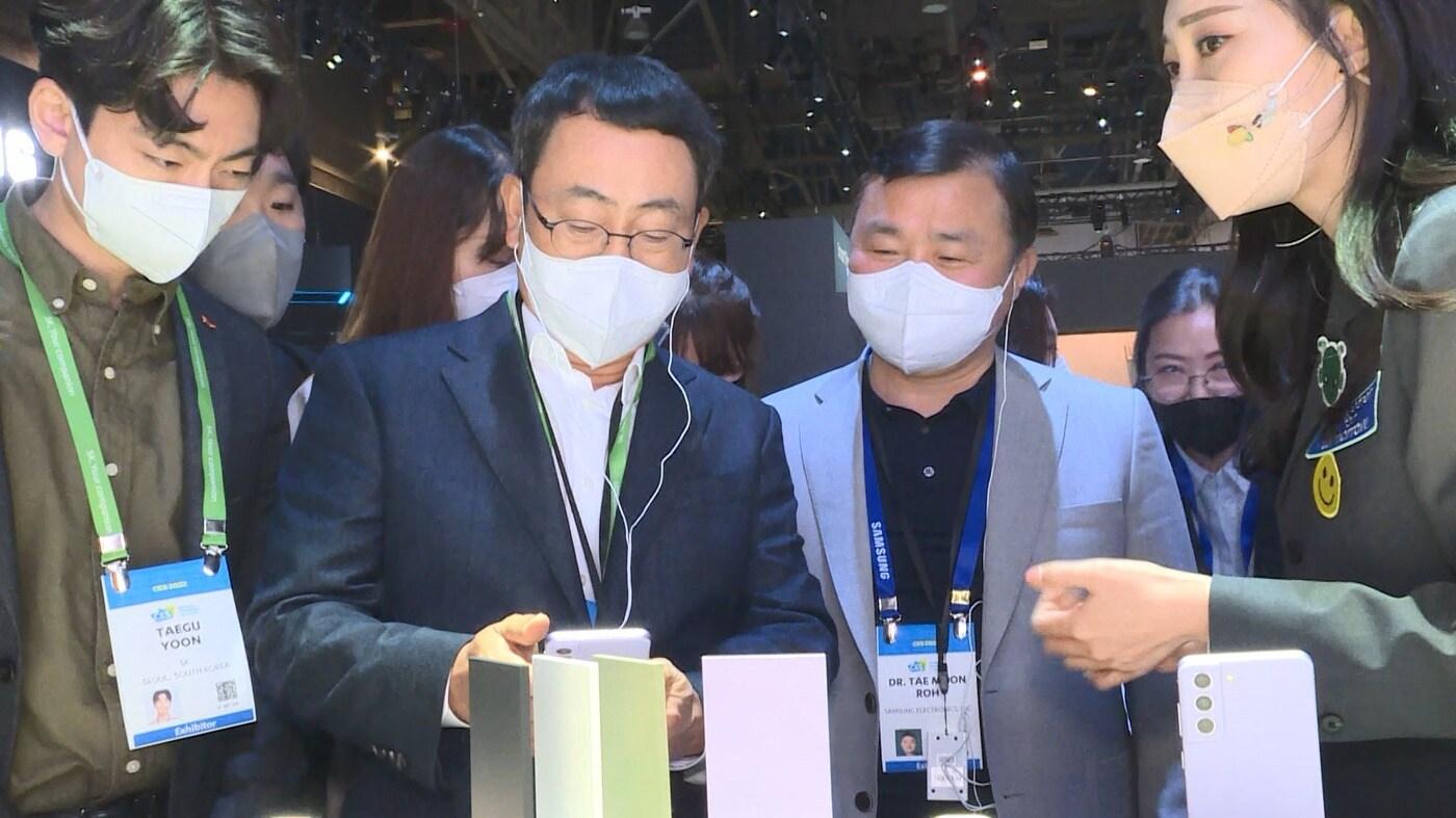 5일(현지시간) 미국 라스베이거스에서 열린 세계 최대 가전 전시회 'CES 2022'의 삼성전자 부스를 방문한 유영상 SK텔레콤 사장(가운데 왼쪽)이 노태문 삼성전자 사장(가운데 오른쪽)의 이야기를 들으며 관람하고 있다(삼성전자 제공). ⓒ 뉴스1