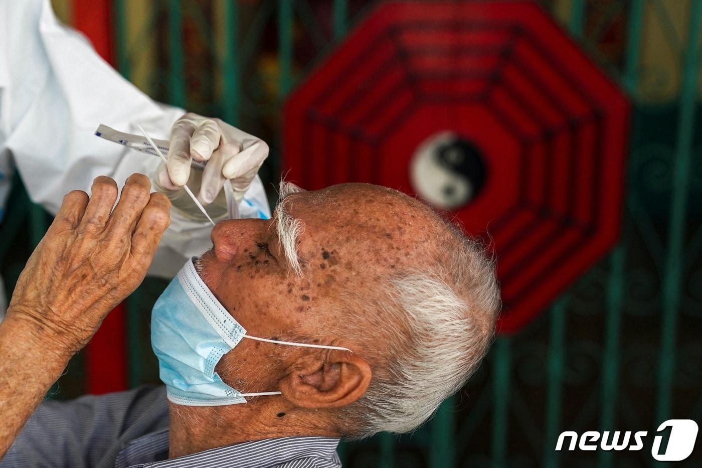 코로나19 확진자가 증가하고 있는 태국 방콕에서 5일(현지시간) 한 노인이 PCR 검사를 받고 있다. ⓒ 로이터=뉴스1 ⓒ News1 원태성 기자