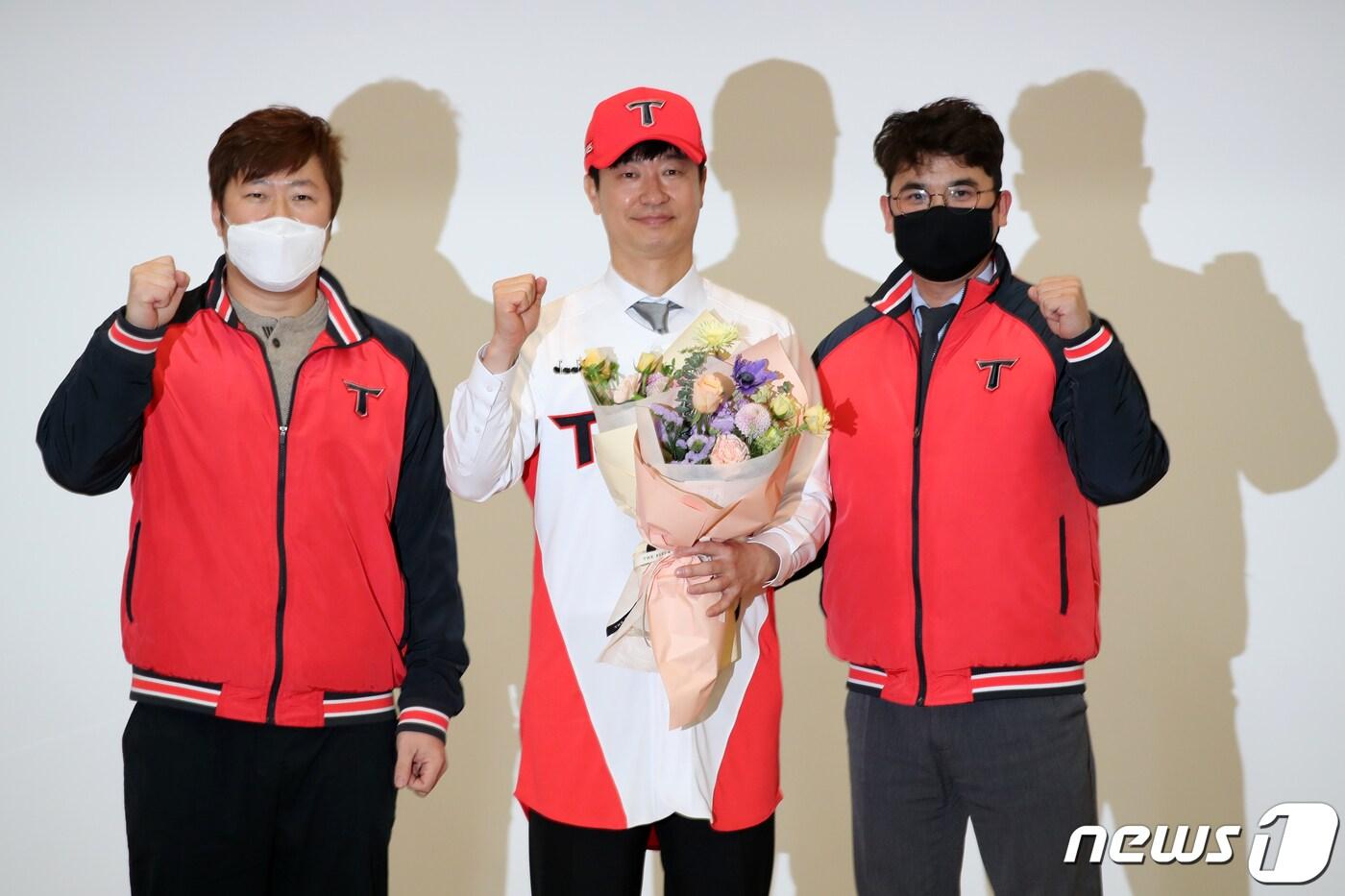 본문 이미지 - 김종국 KIA 타이거즈 감독(가운데)이 기아 오토랜드 대강당에서 열린 감독 취임식에서 최형우 선수(왼쪽), 장정석 단장(오른쪽)에게서 꽃다발은 받은 뒤 기념사진을 찍고있다. 2022.1.6/뉴스1 ⓒ News1 황희규 기자
