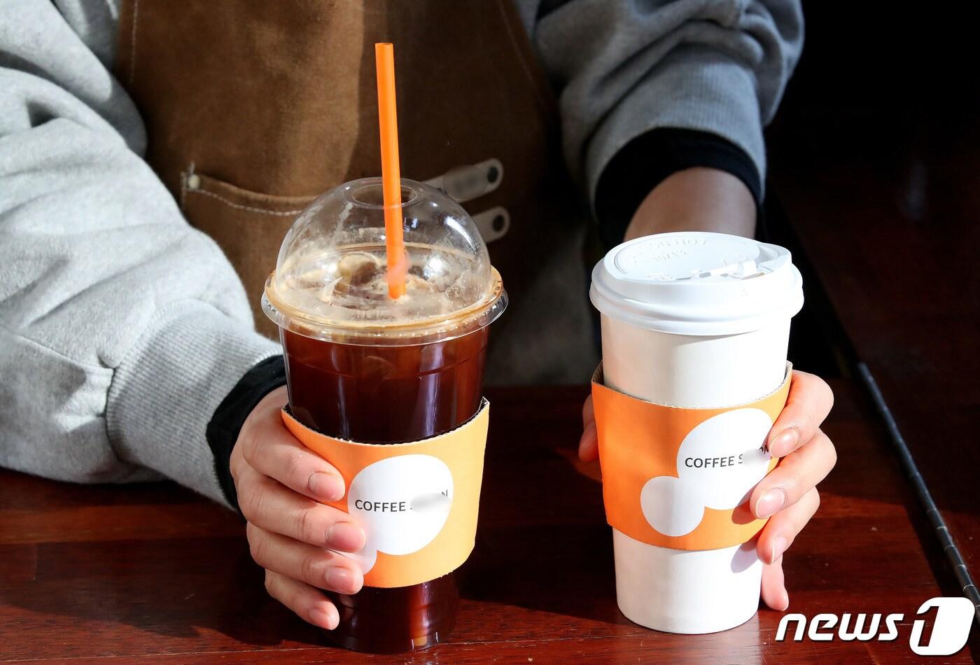 본문 이미지 - 서울 시내 한 카페 내 1회용 플라스틱컵 사용 모습. 2022.1.6/뉴스1 ⓒ News1 임세영 기자