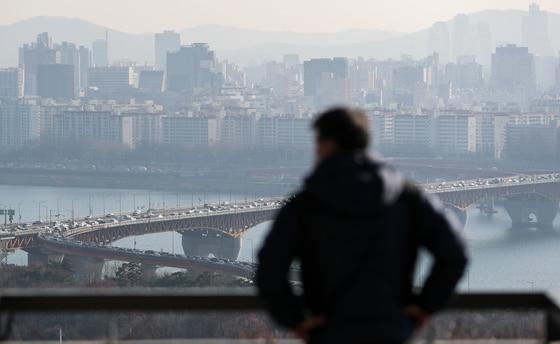 본문 이미지 - 서울 성동구 응봉산에서 바라본 강남일대 모습. 2022.1.6/뉴스1 ⓒ News1 허경 기자