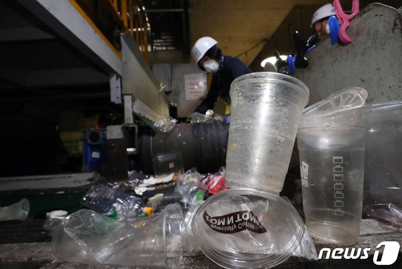 지난 1월 서울 구로구 구로자원순환센터에서 직원들이 일회용 플라스틱 컵 등을 분리 선별 작업을 하는 모습. 2022.1.6/뉴스1 ⓒ News1 김명섭 기자