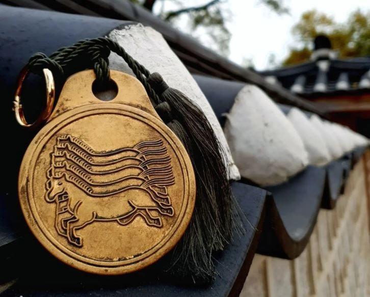 본문 이미지 - '제9회 서울상징 관광기념품 공모전' 대상 수상작인 '마패 교통카드'. (인스타그램 갈무리) ⓒ 뉴스1