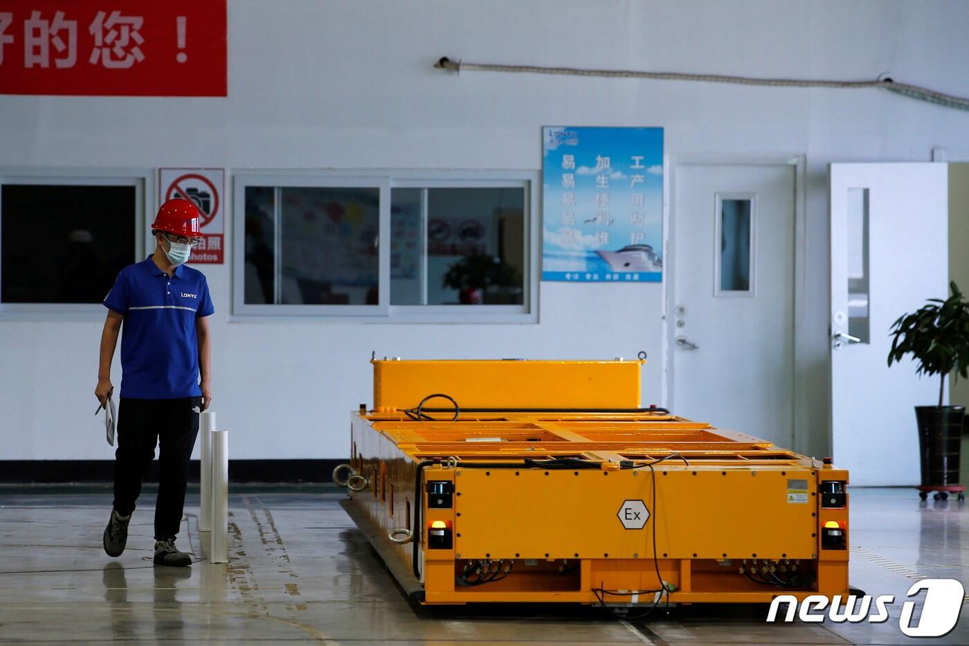 2021년 9월7일(현지시간) 중국 톈진시에서 직원이 자동유도차(AGV)를 점검하고 있다. ⓒ 로이터=뉴스1 ⓒ News1 김민수 기자