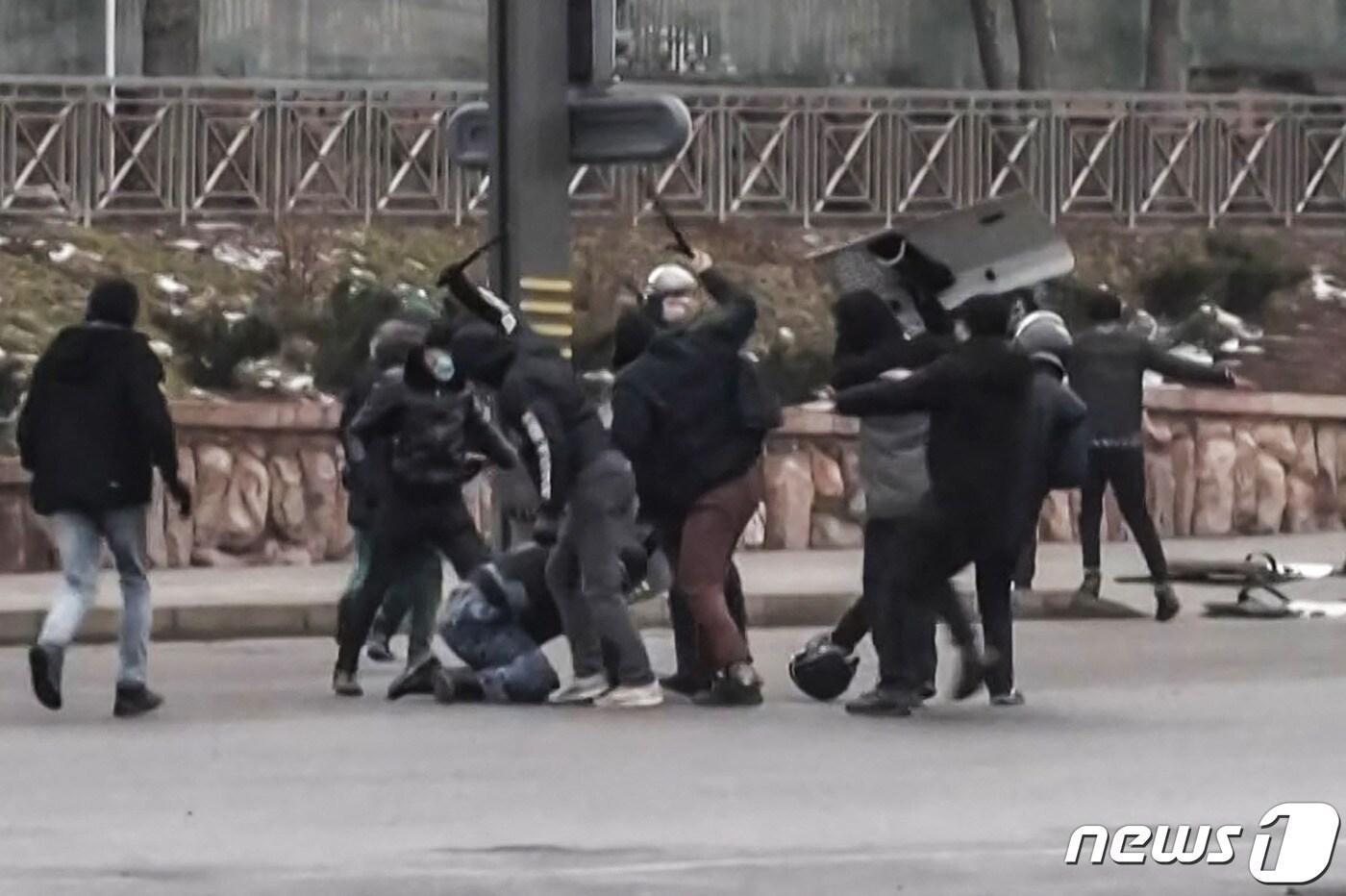 지난 5일 카자흐스탄 최대 도시 알마티에서 시위대와 경찰이 무력 충돌하는 모습. 2022.01.05 ⓒ AFP=뉴스1 ⓒ News1 정윤미 기자
