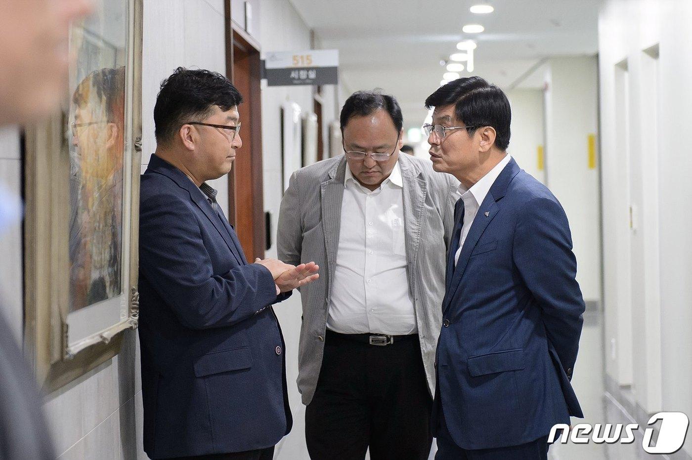 본문 이미지 - 이춘희(오른쪽) 세종시장이 조상호(가운데) 전 경제부시장이 얘기를 나누고 있다.  이들은 세종시장 선거에서 민주당 공천을 놓고 경쟁을 하고 있다. (조상호 전 부시장 페이스북 캡처) ⓒ 뉴스1