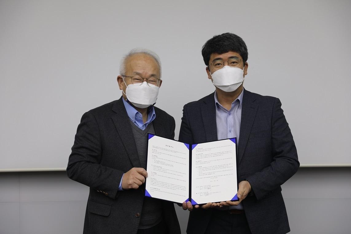 본문 이미지 - 안윤수 신성이엔지 대표이사(왼쪽)와 구갑렬 쎄닉 대표이사.(신성이엔지 제공)ⓒ 뉴스1