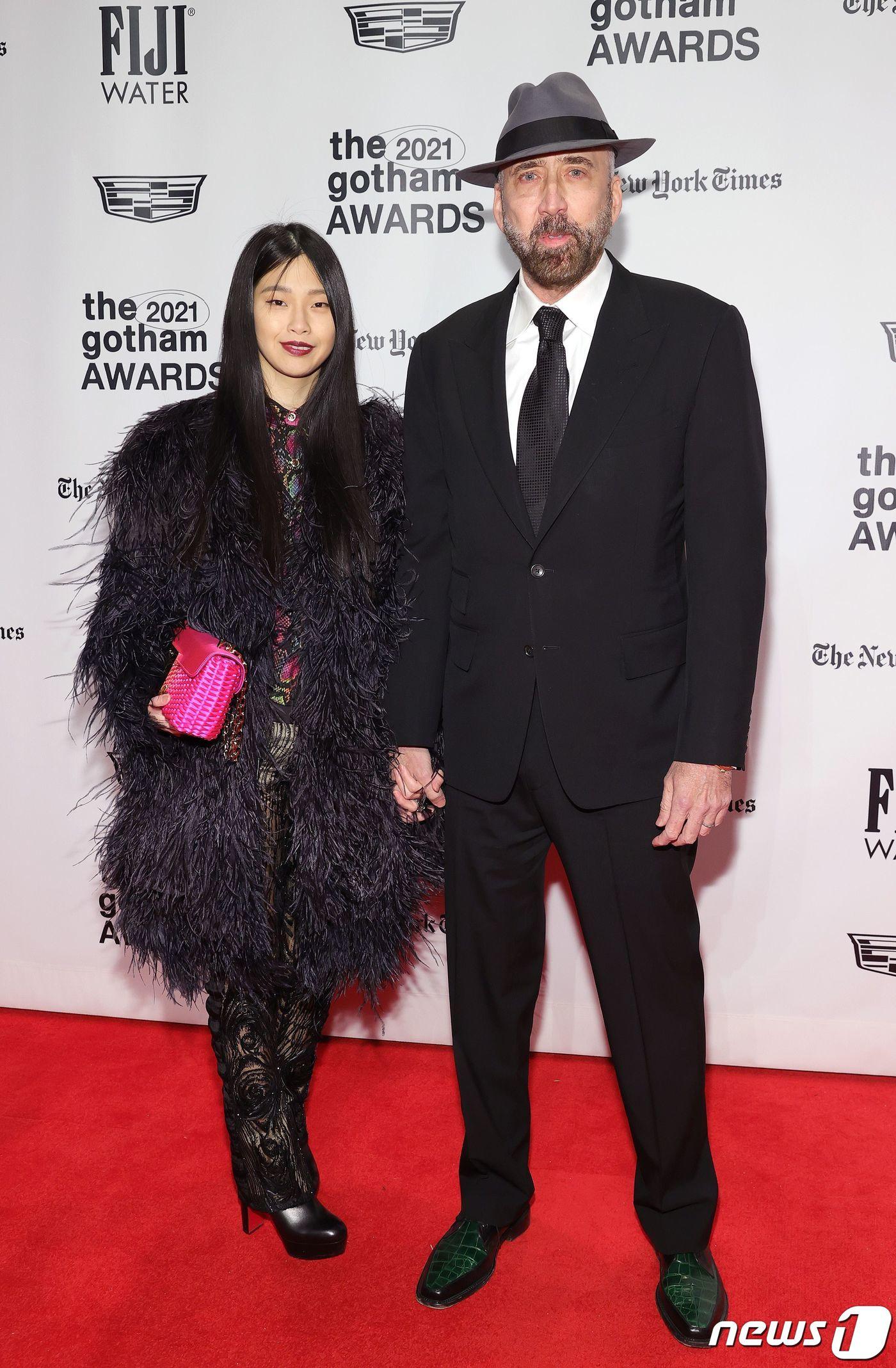 본문 이미지 - 지난해 11월 고담어워즈에 참석한 시바타 리코(왼쪽)와 니콜라스 케이지 ⓒ AFP=뉴스1