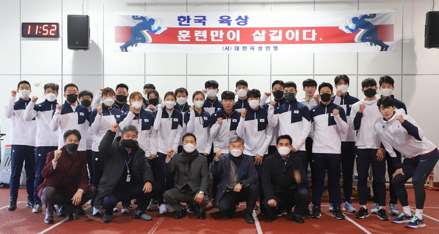 본문 이미지 - 임대기 대한육상연맹회장이 6일 진천선수촌을 찾아 선수들을 격려했다. (대한육상연맹 제공) ⓒ 뉴스1