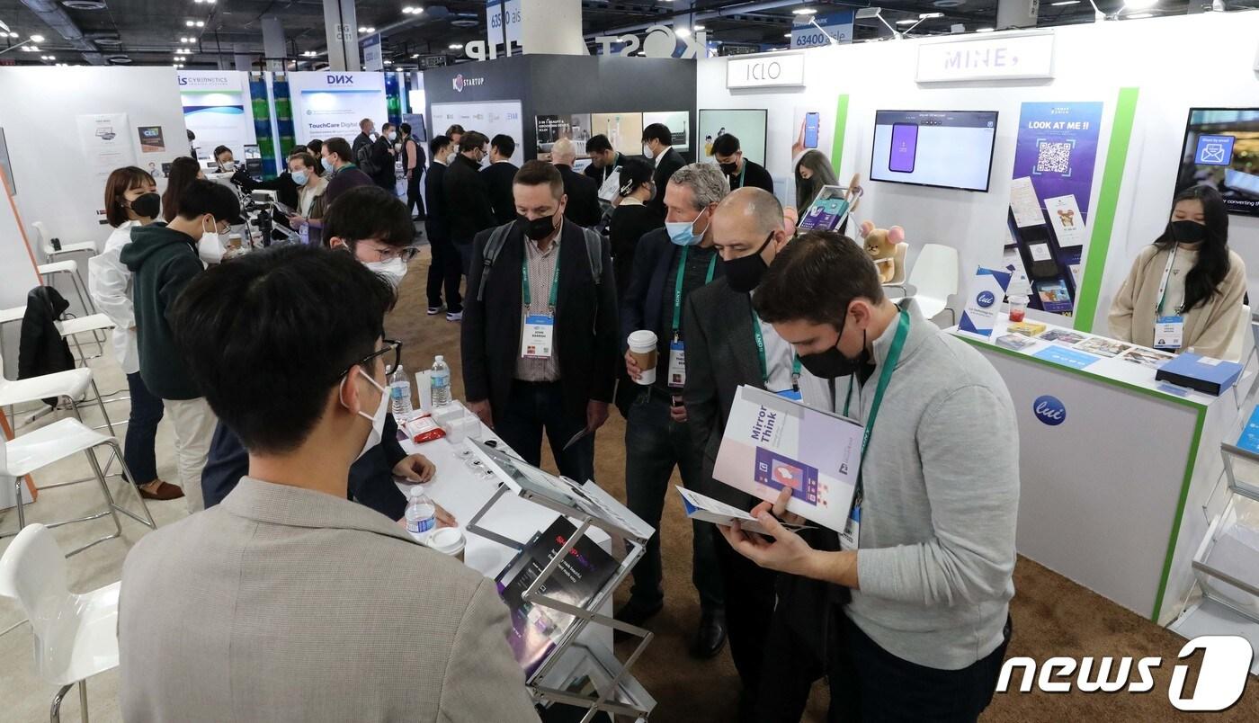 본문 이미지 - 세계 최대 전자·가전·정보기술(IT) 전시회인 CES 2022 둘째 날인 6일(현지시간) 미국 네바다주 라스베이거스 샌즈엑스포 내 유레카 파크에 마련된 K-스타트업관이 관람객으로 붐비고 있다. 2022.1.7/뉴스1 ⓒ News1 조태형 기자