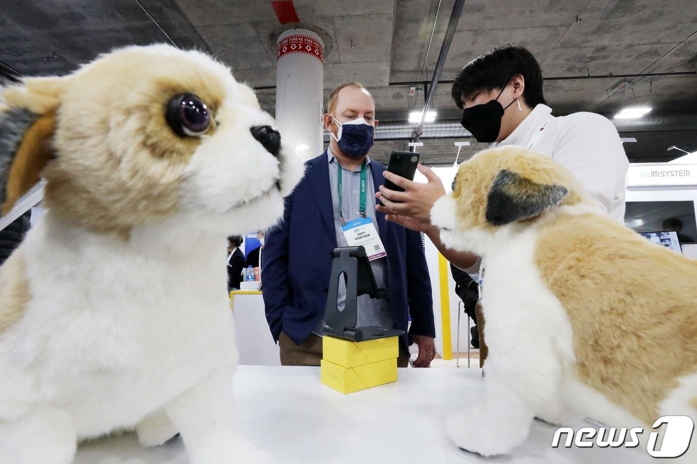 세계 최대 전자·가전·정보기술(IT) 전시회인 CES 2022 둘째 날인 6일(현지시간) 미국 네바다주 라스베이거스 샌즈엑스포 내 유레카 파크에서 관람객이 국내기업 에이아이포펫의 펫헬스케어 기술을 체험하고 있다. 사진은 기사내용과는 관계없음. 2022.1.7/뉴스1 ⓒ News1 조태형 기자