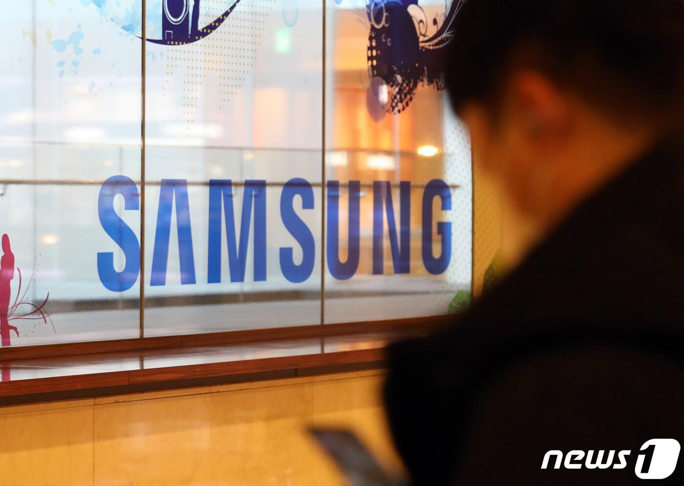 삼성전자가 지난해 연간 279조원의 매출을 거둬 사상 최대 실적을 기록했다.  사진은 7일 서울 서초구 삼성전자 서초 사옥 내 딜라이트 샵에 붙은 삼성 광고. 2022.1.7/뉴스1 ⓒ News1 김진환 기자