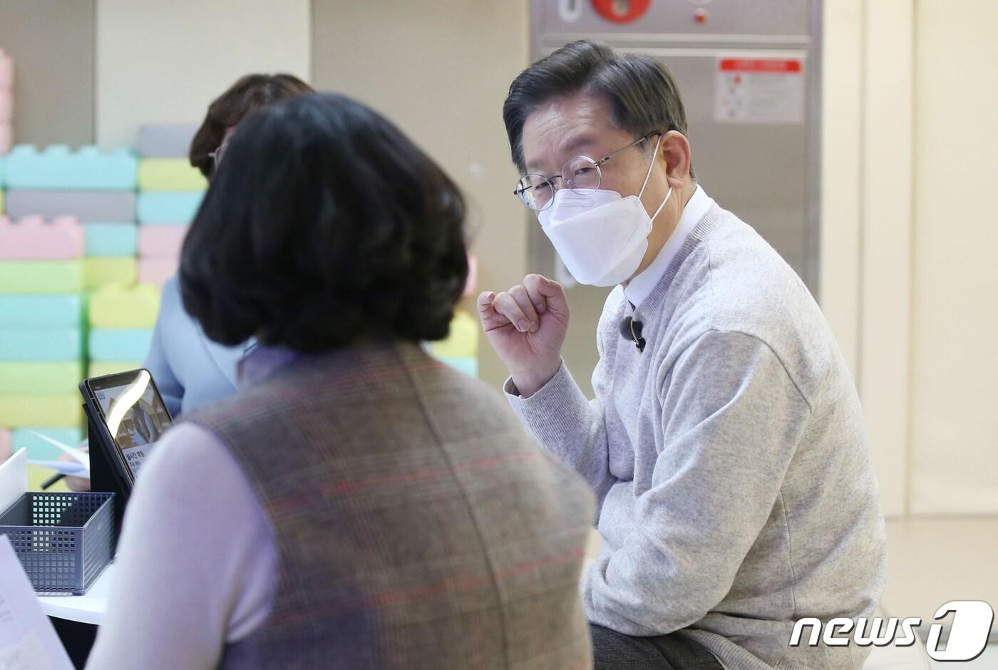 본문 이미지 - 이재명 더불어민주당 대선 후보가 지난 7일 오후 서울 동작구 맘스하트카페에서 '매타버스(매주 타는 민생버스) 시즌 2'의 일환으로 열린 '아이 키우기 좋은 사회' 국민반상회에서 참석자들의 목소리를 경청하고 있다. 2022.1.7/뉴스1 ⓒ News1 국회사진취재단